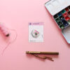 Joli badge fleur Pensée 32 mm – Image 3