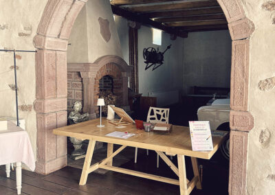 Stand de live drawing installé dans la grange rénovée du Château de Thanvillé pour un mariage en Alsace, proche de la Suisse.