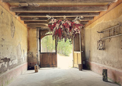 Décoration florale élégante lors d’un mariage au Château de Thanvillé en Alsace, proche de la Suisse.