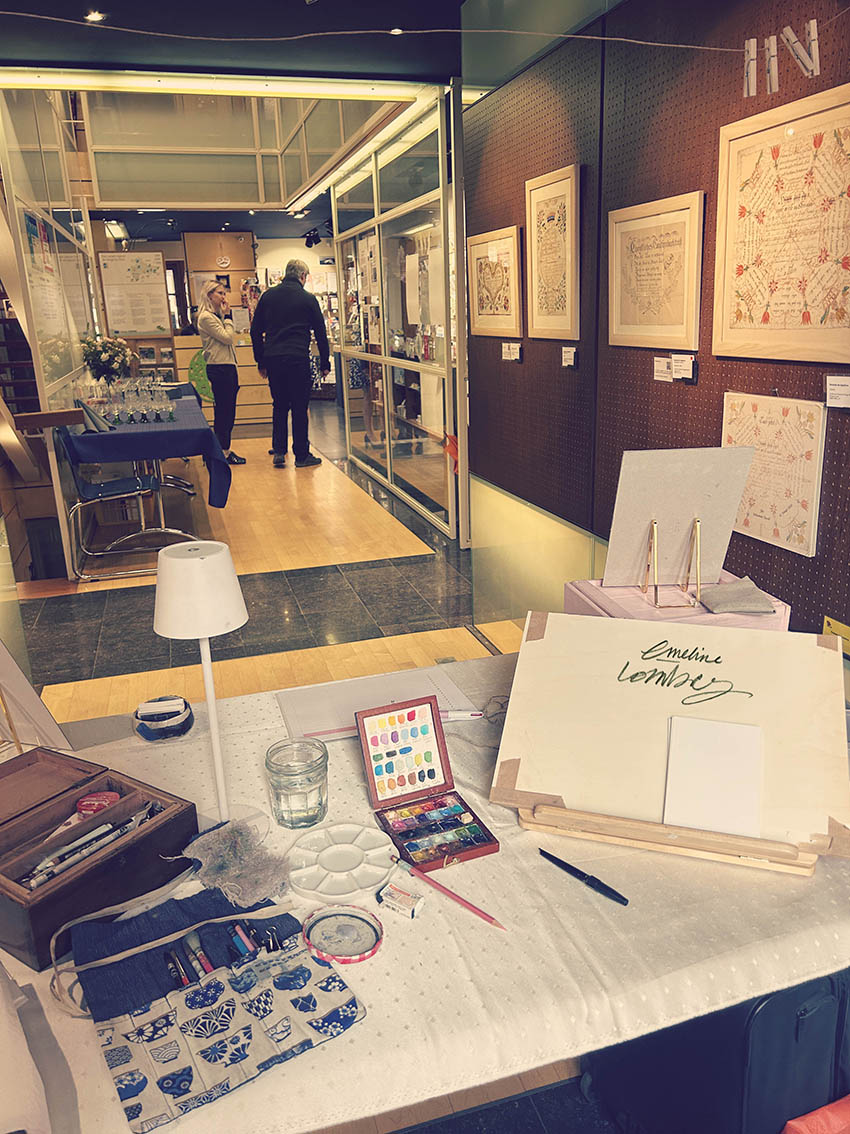 Stand de live drawing installé au Musée de l’Image Populaire d’Alsace pendant le vernissage d’une exposition.