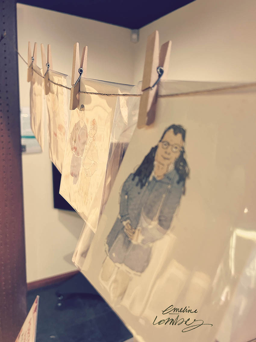 Portraits à l’aquarelle réalisés en live drawing suspendus dans le Musée de l’Image Populaire d’Alsace pendant le vernissage d’Inès Wagner.