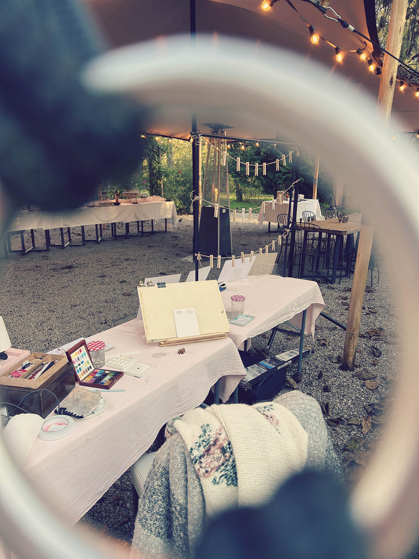 Atelier de live drawing mariage installé sous une tente lors d'un mariage d'hiver dans le Haut-Rhin.