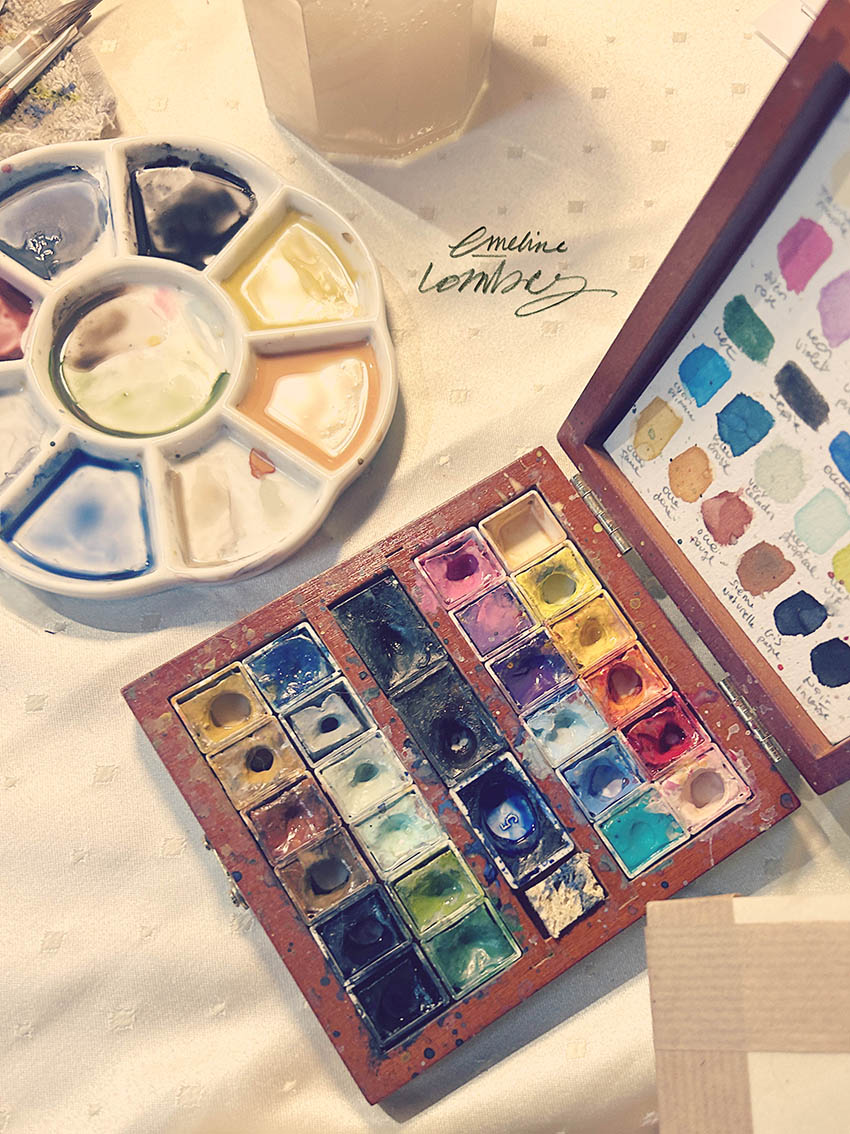 Palette d’aquarelle et matériel de dessin utilisés pour une animation live drawing lors d’un vernissage en Alsace.