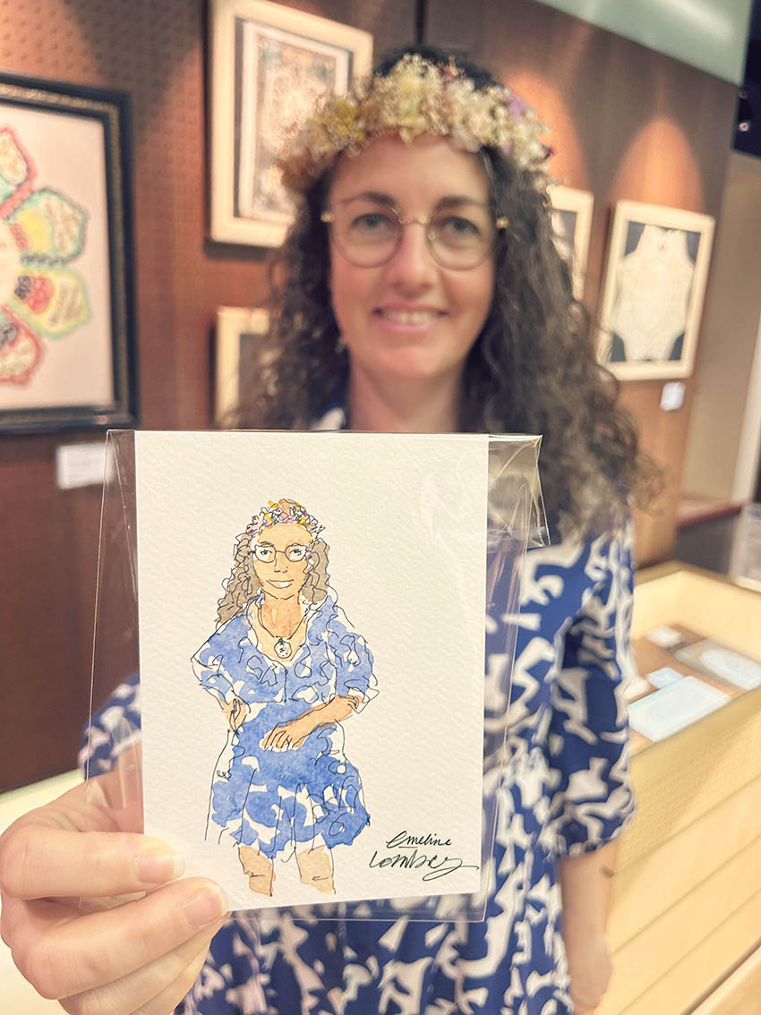 Portrait à l’aquarelle d’une visiteuse avec couronne de fleurs réalisé en live drawing au musée.