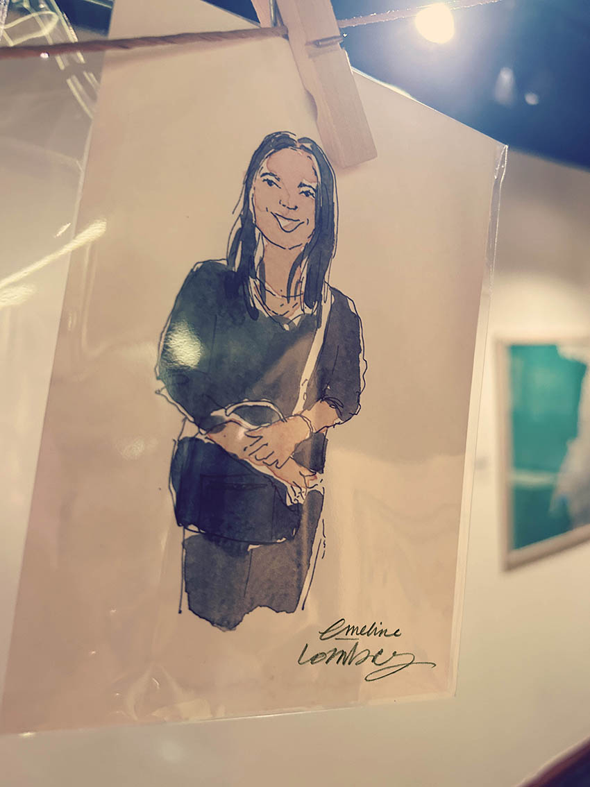 Portrait à l’aquarelle suspendu dans l’espace d’exposition du musée après sa réalisation en direct.